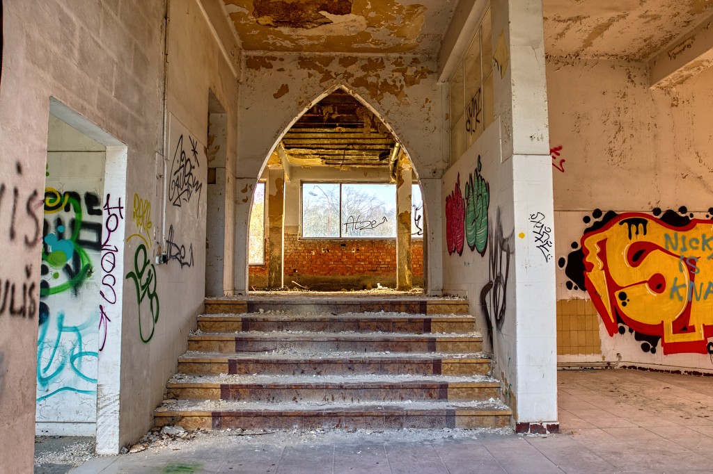 HDR urbex brandweerauto brandweerwagen fire truck camion de pompiers graffiti Sanatorium Dolhain basil decay verlaten kunst art